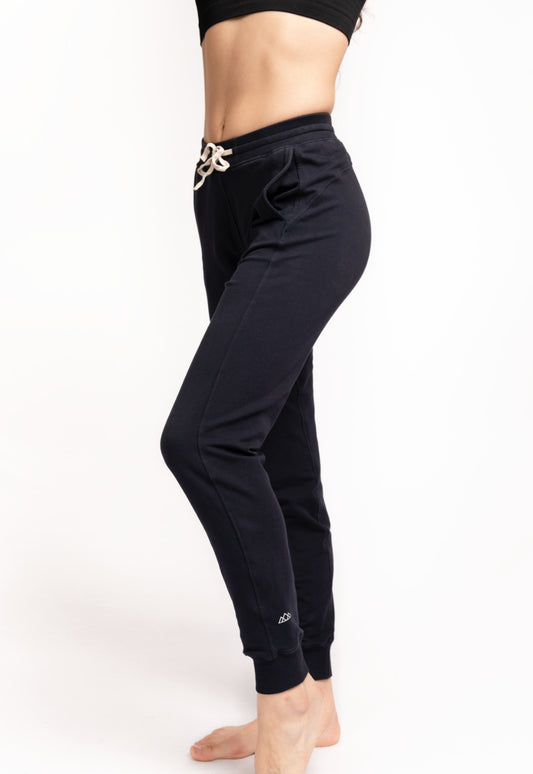 Emma Damen-Jogginghose in Salute-Blau aus Bio-Baumwolle mit gerippten Buendchen und naturfarbener Kordel – nachhaltige und umweltfreundliche Loungewear von M23