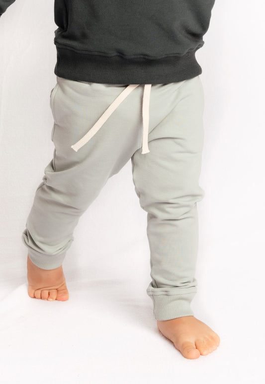 Luke Kinder-Jogginghose in Salbeigrün aus Bio-Baumwolle mit gerippten Fußbündchen und Kordelzug – umweltfreundliche und nachhaltige Kindermode von M23