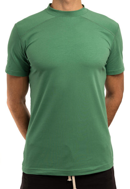 Mann traegt M23 Ben T-Shirt in Gruen aus nachhaltiger Bio-Baumwolle – umweltfreundlich und atmungsaktiv.