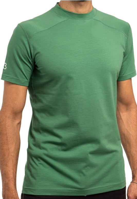 Mann traegt M23 Ben T-Shirt in Gruen aus nachhaltiger Bio-Baumwolle – umweltfreundlich und atmungsaktiv.