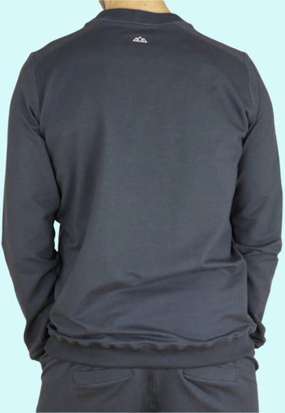 Rueckansicht des M23 Sweatshirts „Phil“ in Anthrazit mit aufgedrucktem Berg-Logo am Nacken – gefertigt aus umweltfreundlicher Bio-Baumwolle.