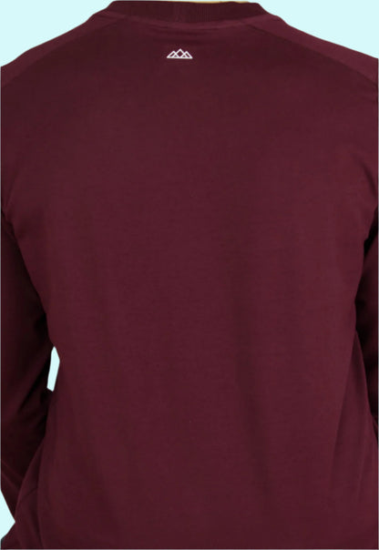 Rueckansicht des M23 Sweatshirts „Phil“ in Bordeauxrot mit klarem Schnitt und Berg-Nackenlogo – gefertigt aus nachhaltiger Bio-Baumwolle.