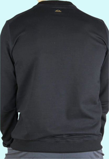 Rueckansicht des M23 Sweatshirts „Phil“ in Schwarz aus Bio-Baumwolle mit minimalistischem Berglogo-Nackendruck – nachhaltige und umweltfreundliche Herrenmode.

