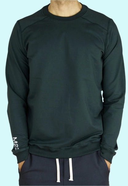 Umweltfreundliches Sweatshirt Phil in Olivgruen aus nachhaltiger Bio-Baumwolle von M23 mit M23-Aufdruck am Ärmel