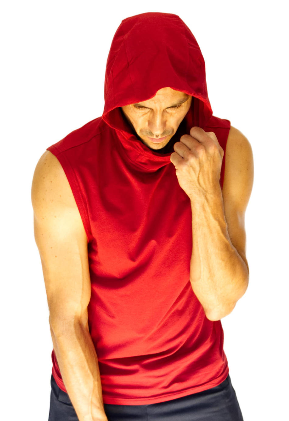 Kyle Hoodie ärmellos Unisex in Rostrot – Vorderansicht mit aufgesetzter Kapuze