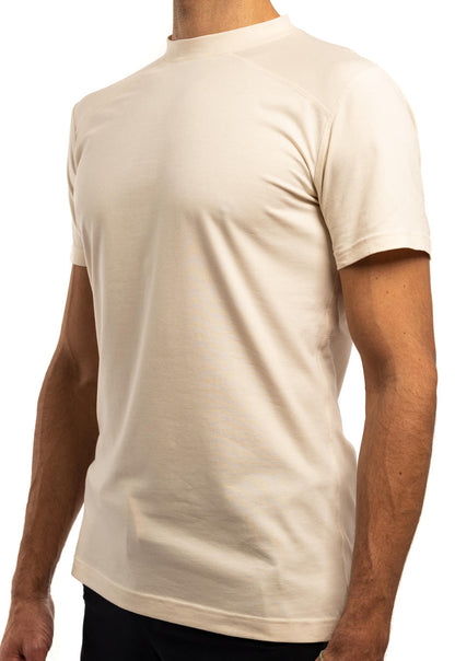  Schraege Ansicht des M23 Ben T-Shirts in Creme – nachhaltiges Herren T-Shirt aus Bio-Baumwolle, umweltfreundlich und minimalistisch.