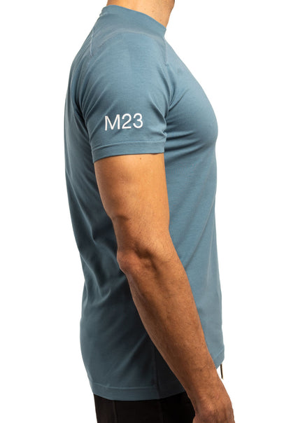 Seitenansicht des M23 Ben T-Shirts in Blau – nachhaltiges Herren T-Shirt aus Bio-Baumwolle, minimalistisches und umweltfreundliches Design.