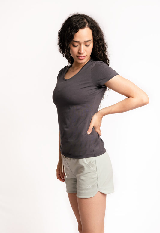 Lola T-Shirt Damen in Anthrazit mit Chloé Shorts Damen in Salbei – Hand an der Hüfte