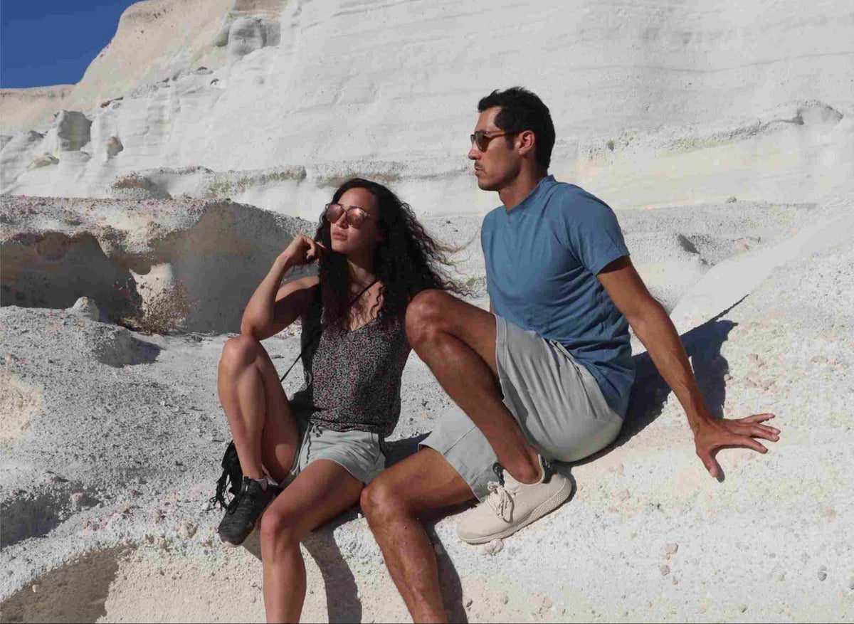 Zwei Models in M23-Kleidung auf den weißen Felsen von Milos