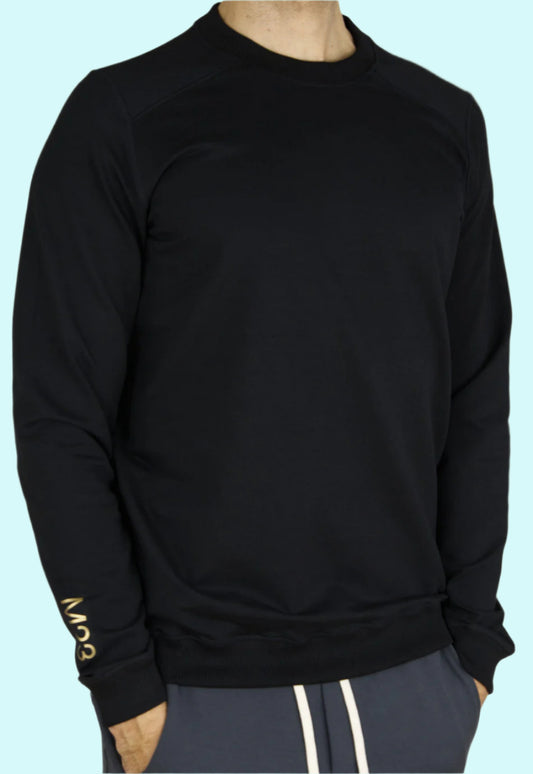 Phil Pullover Herren in Schwarz – Vorderansicht mit goldenem M23-Logo am Ärmel