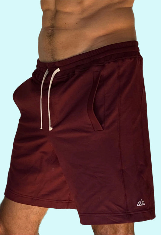 Zane Shorts Herren in Bordeauxrot – schräge Vorderansicht mit Kordelzug und Berglogo