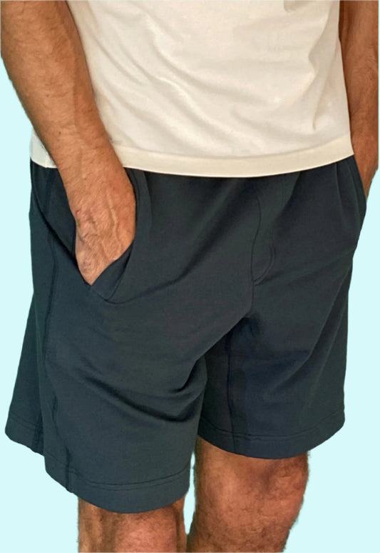 Zane Shorts Herren in Olivgrün – Vorderansicht, Hände in den Taschen
